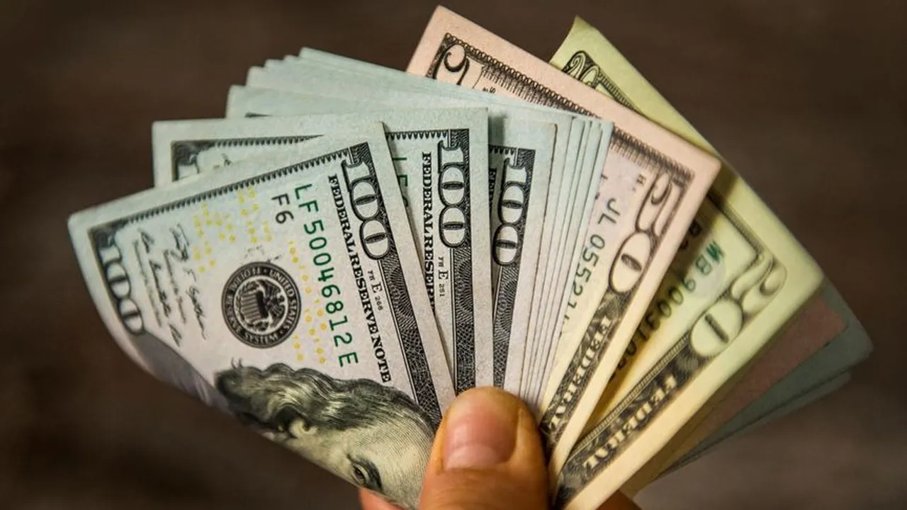 تراجع الدولار 5 قروش وسعره يصل إلى 50.48 جنيه في البنوك